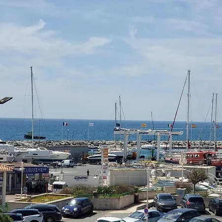 Le Capitole Vue 27m2 2 Adultes 2 Enfants Avec Climatisation Et Garage Apartment Frejus